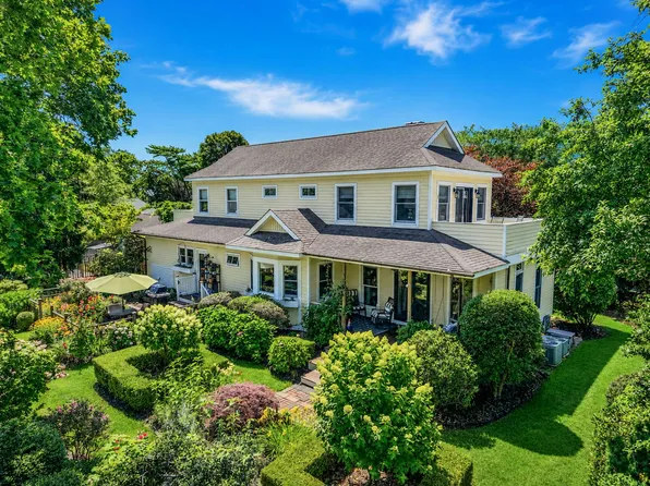 8 Jackson Ave, East Quogue, NY 11942