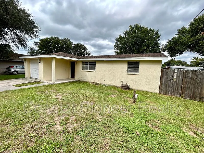 4 bed, 2.0 bath, 1329 sqft, $2,175 — Photo 2