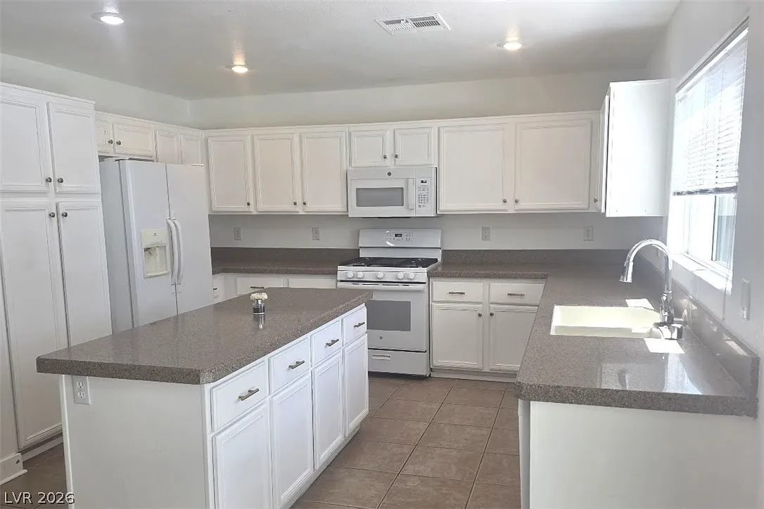 5 bed, 2.5 bath, 2529 sqft, $3,250 — Photo 3