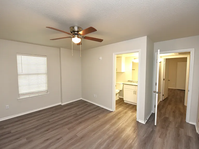 Keystone Crossing Apartment Homes — Photo 18