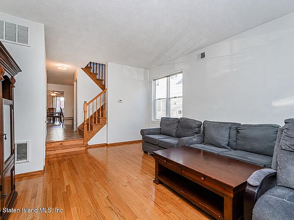 5th image of 459 Ridgewood Ave