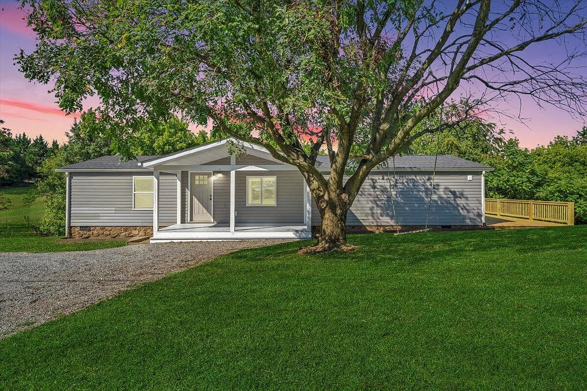 104 Byrnes St photo 1