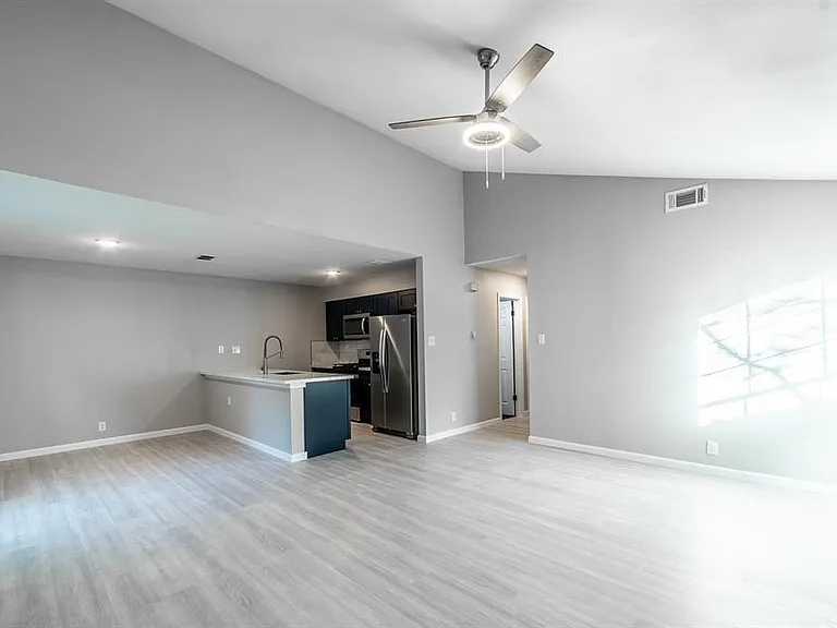 915 Sirocco Dr #B — Photo 11