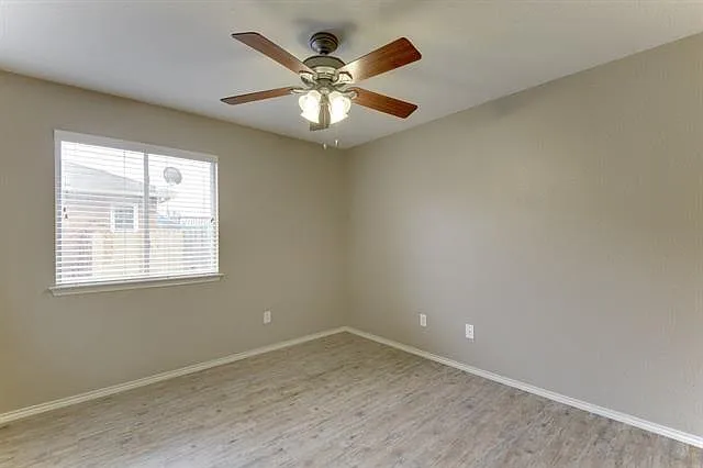 909 Whitley Dr — Photo 4