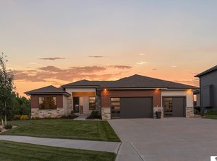 18815 Taylor Cir, Elkhorn, NE 68022