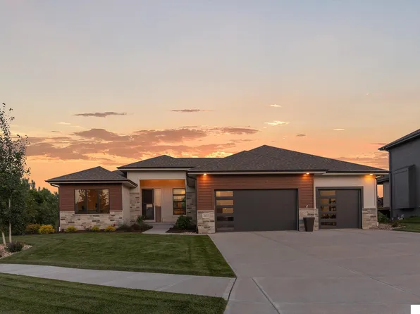 18815 Taylor Cir, Elkhorn, NE 68022