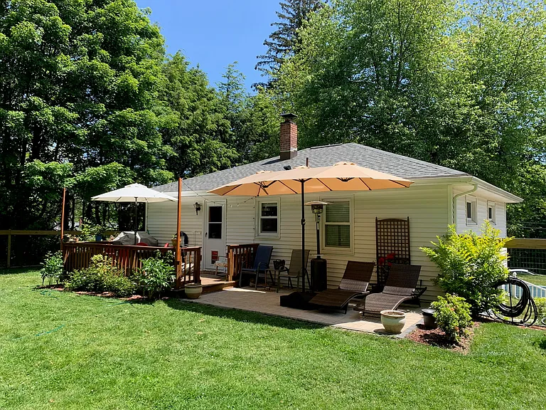 4 Maplewood Dr — Photo 2