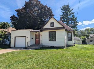 841 W Chestnut St, Freeport, IL 61032