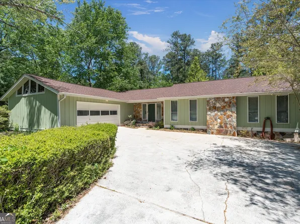 110 Lake Terrace Ct, Carrollton, GA 30117