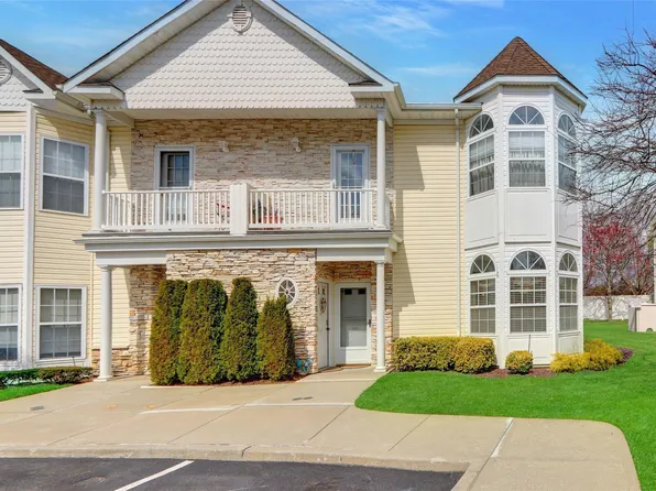 501 Narragansett Villas Drive #501, Lindenhurst, NY 11757