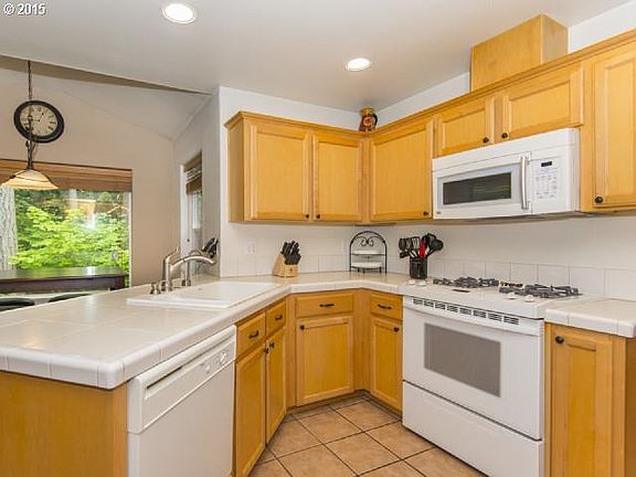 5th image of 1427 NE Parkside Dr