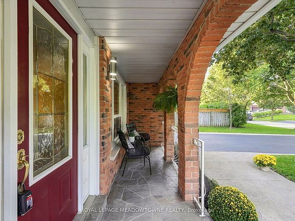 3rd image of 621 Moorelands Cres