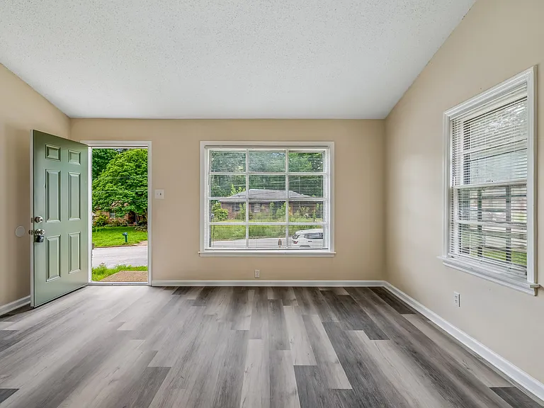 2064 Willow Wood Ave — Photo 2