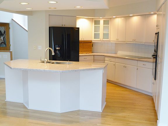 4th image of 3015 Scarborough Ln