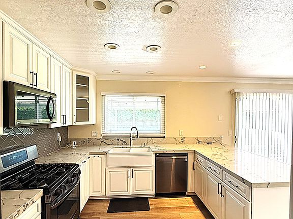 3rd image of 9653 Westeria St