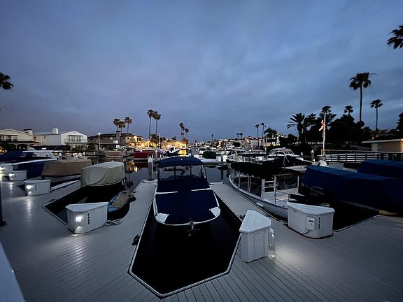 Private docks in this community. Dock spot available for rent with unit