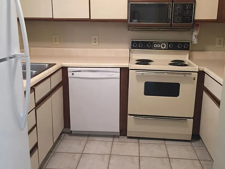 2703 Rue Saint Martin #B — Photo 4