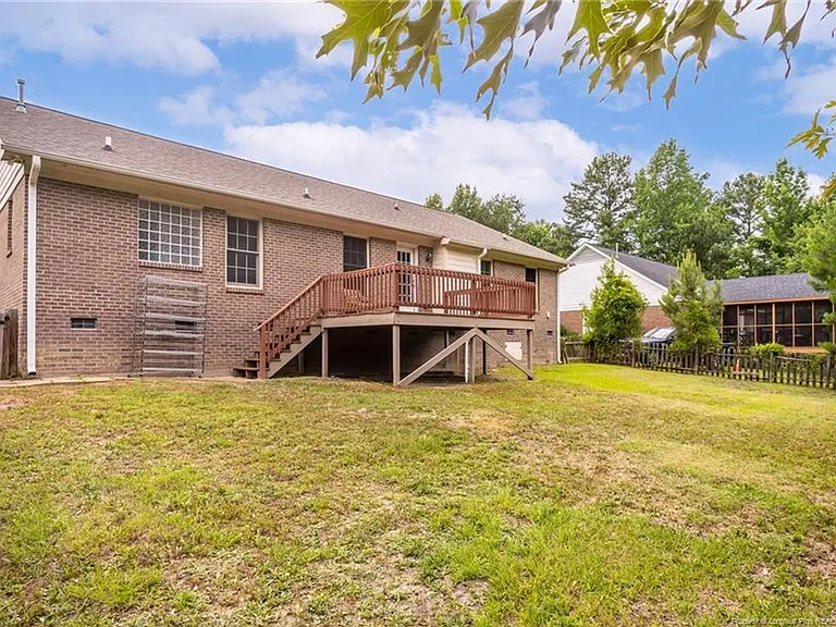 402 Roundtree Dr — Photo 2