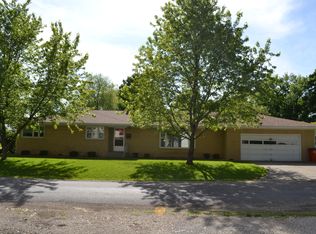 905 N Seymour St, Sullivan, IL 61951