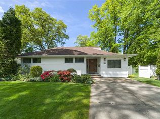 29 Shadow Ln, Great Neck, NY 11021