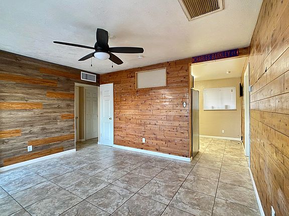 3rd image of 2515 W Hayward Ave