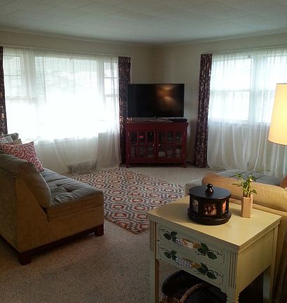 3rd image of 209 Yolande Ave