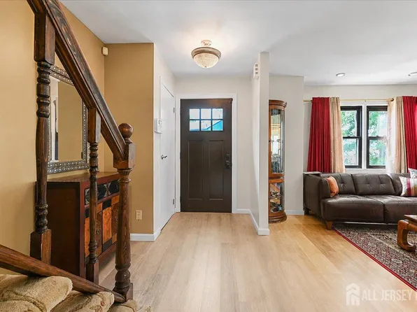 27 Highview Dr, Woodbridge, NJ 07095