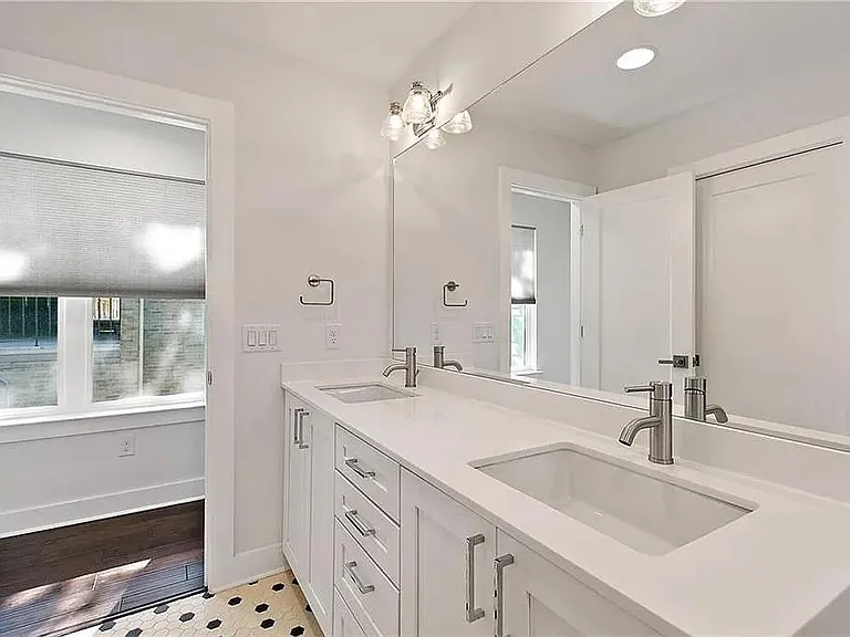 610 W 33rd St — Photo 9