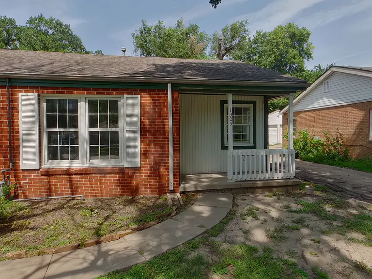 1921 N Garland Ave — Photo 1