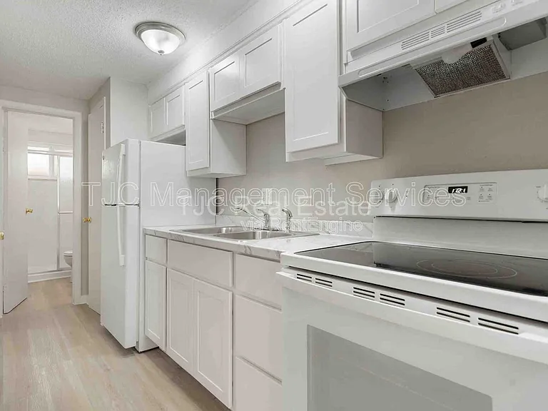 1138 N Corona St #103 — Photo 3