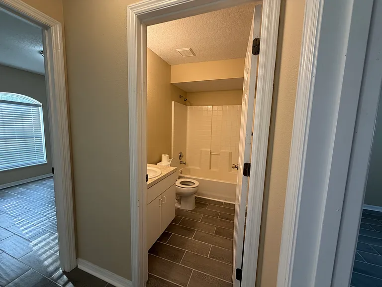 835 Lancaster Ave — Photo 12