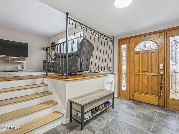 5th image of 520 East Road