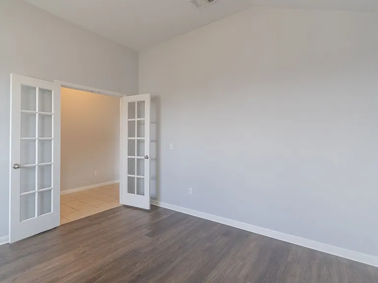 1411 Elbe St — Photo 10