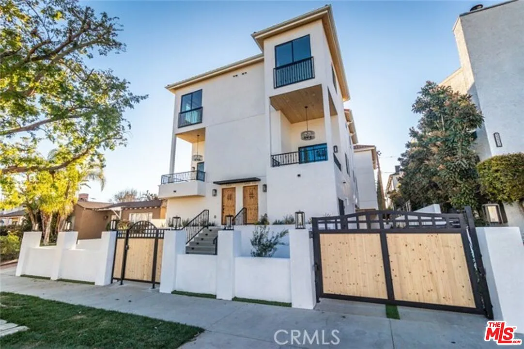3 bed, 3.0 bath, 1800 sqft, $4,999 — Photo 1