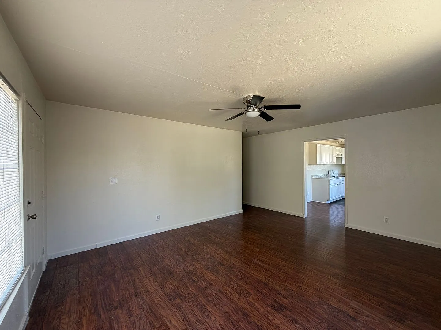 3 Bedroom 1 Bathroom House with Huge Fenced Yard Near Schools, Park & Community Pool — Photo 4