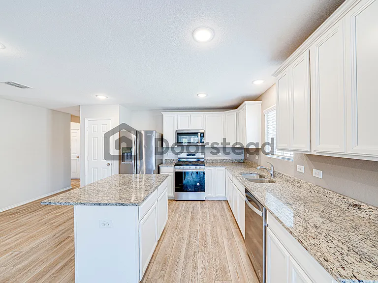 3008 Lakewood Ln — Photo 3