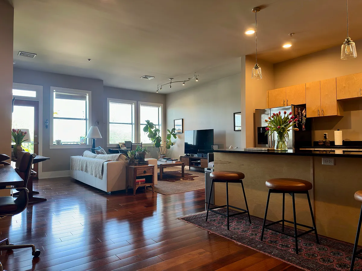 Building Photo - 2201 8th Ave S #406
