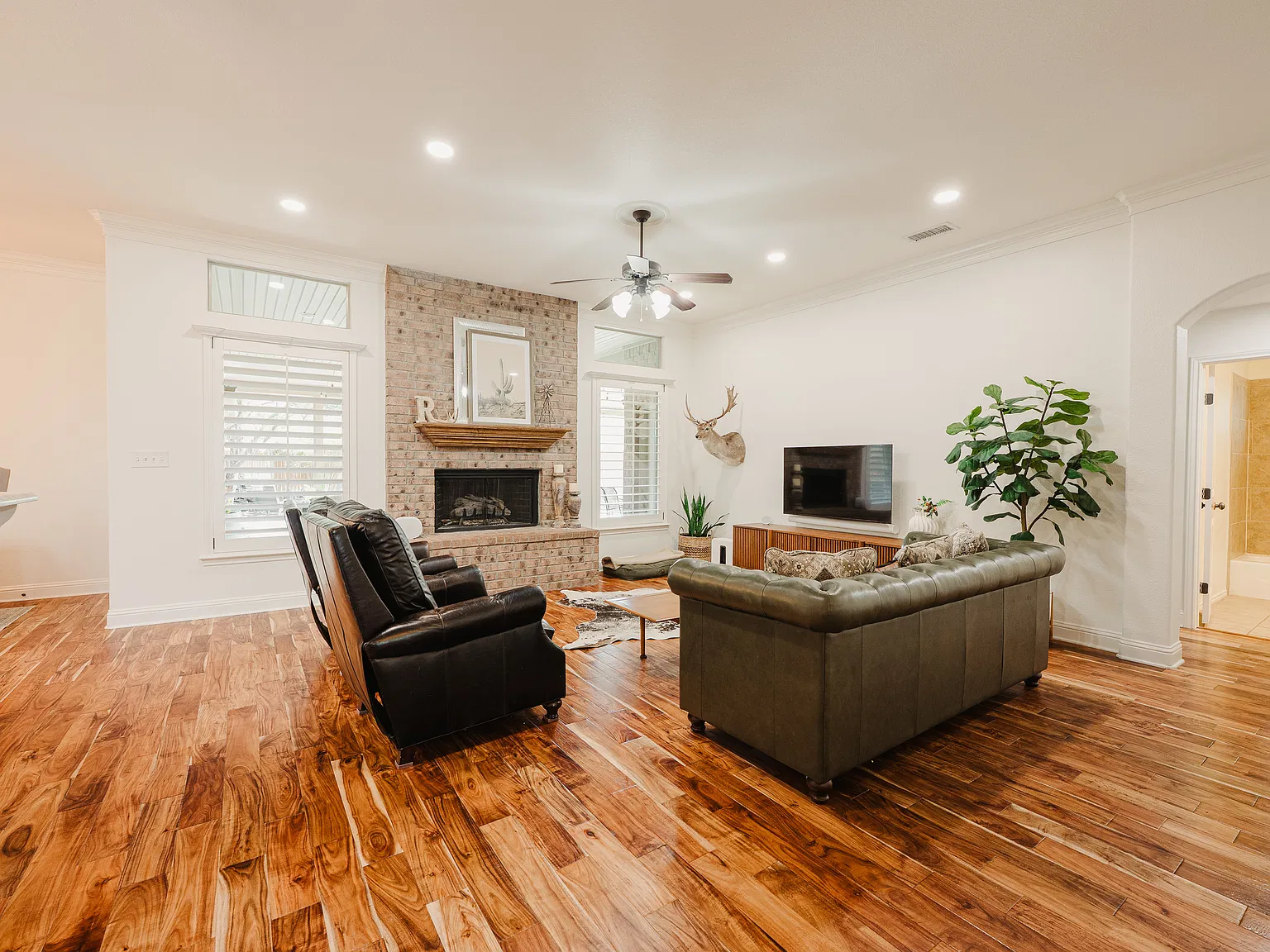 4 bed, 2378 sqft, $3,600 — Photo 3