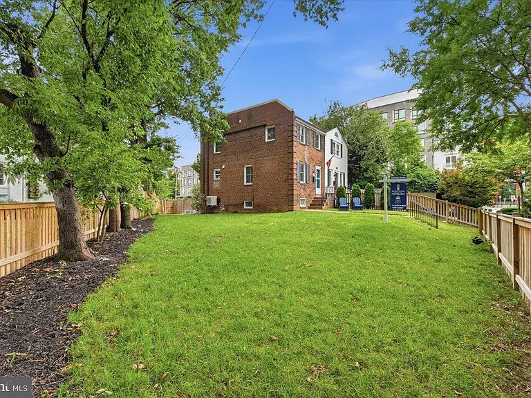 1008 Bashford Ln — Photo 2