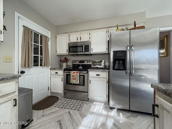 5th image of 232 Creekwood Dr