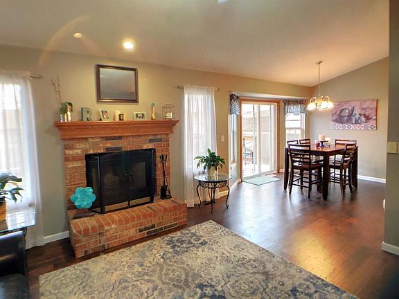 3rd image of 4406 S Saint Paul Cir
