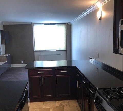 5th image of 700 E 8th St Unit 8D
