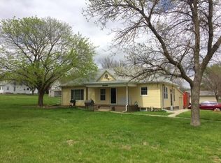 202 W Lancaster St, Blue Hill, NE 68930