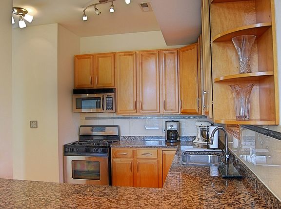 3rd image of 512 N Claremont Ave #3