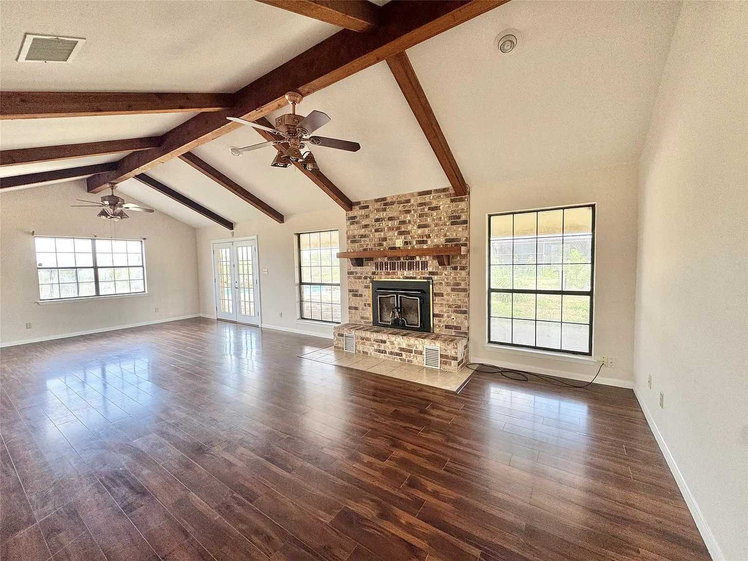 3 bed, 2.0 bath, 1831 sqft, $1,960 — Photo 3
