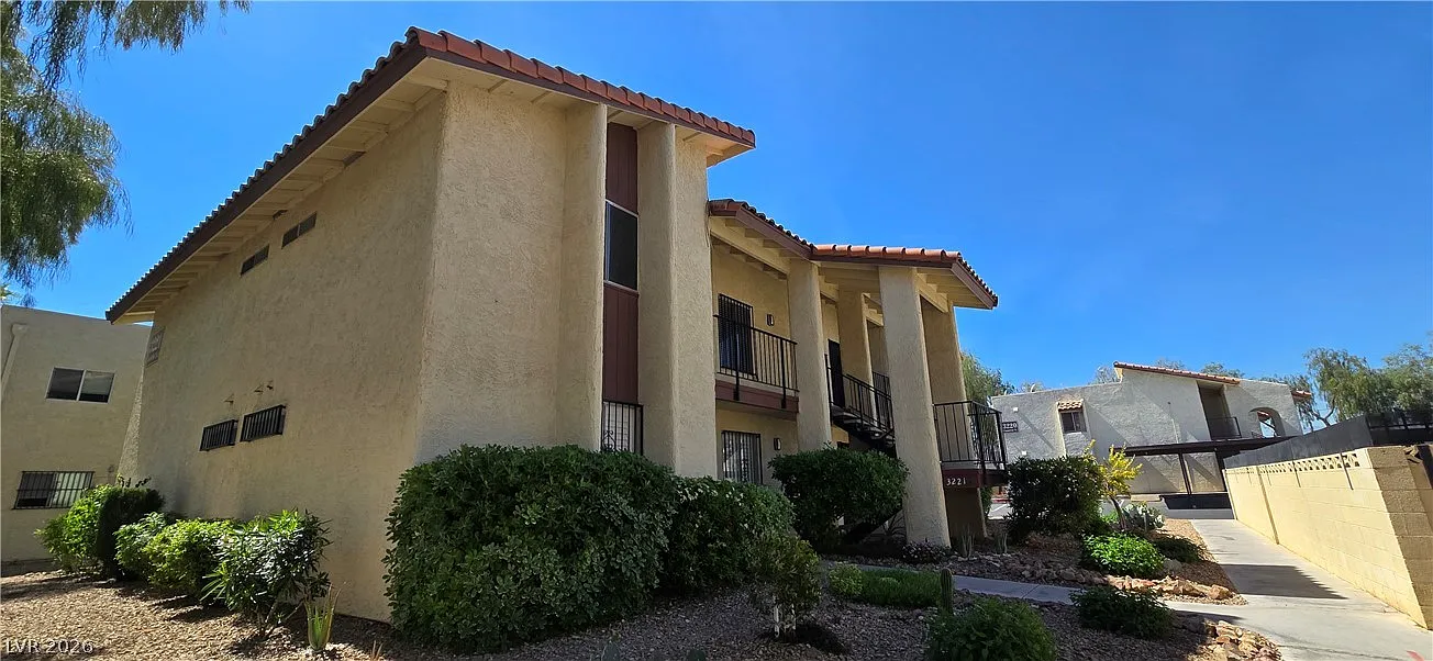 2 bed, 2.0 bath, 922 sqft, $1,125 — Photo 2