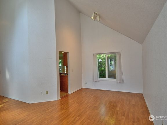 5th image of 1024 Kiwi Court NW