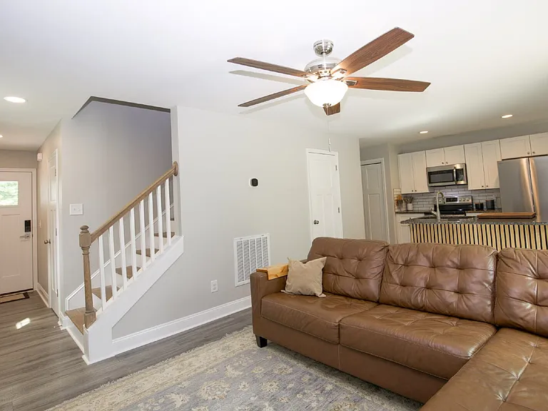 704 Pinecrest St — Photo 3