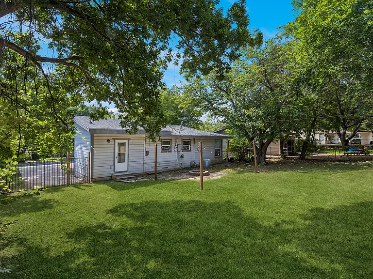 1220 S Lamar St — Photo 16