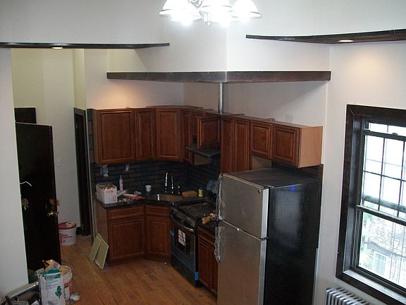 4th image of 180 Irving Ave